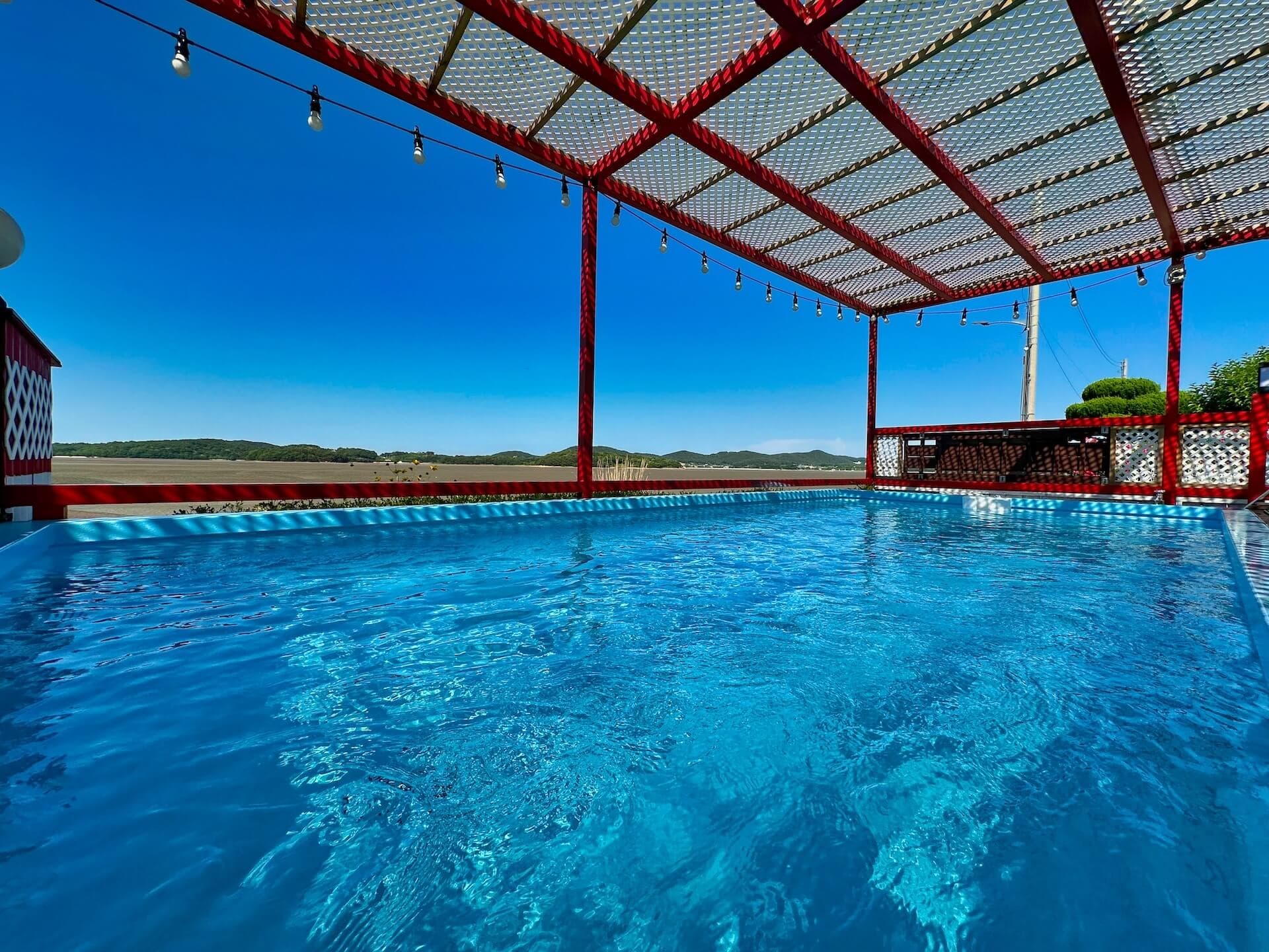 탁 트인 바다를 보며, 야외 수영장